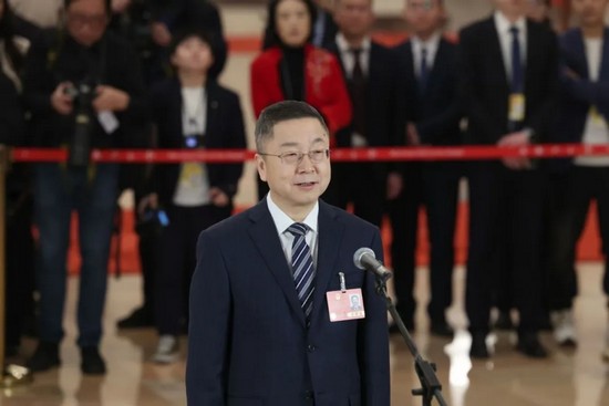 剛剛，馬新強(qiáng)董事長走上代表通道談“追光之路，久久為功”